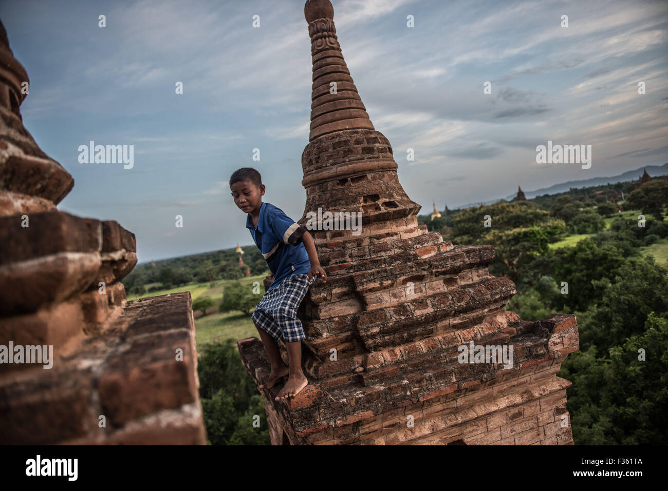 Los niños juegan en un templo en Bagan, Myanmar. Foto de stock