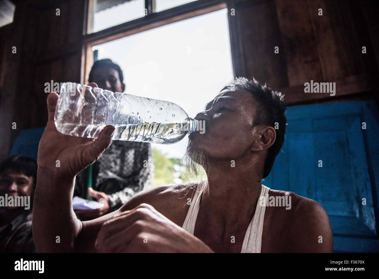 El hombre del agua potable, Myanmar Foto de stock