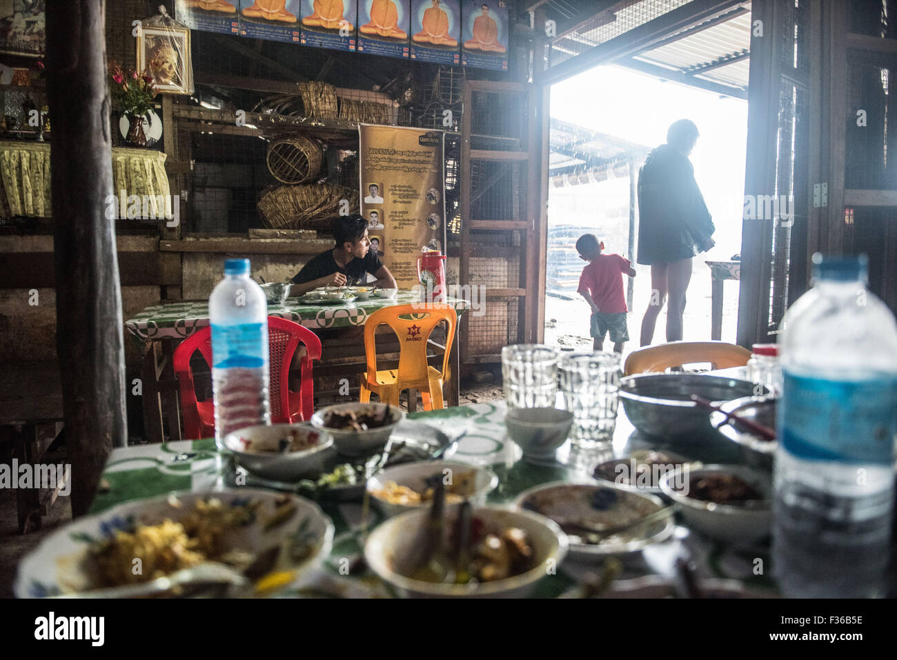 Restaurante tradicional local, Pathein, Myanmar Foto de stock