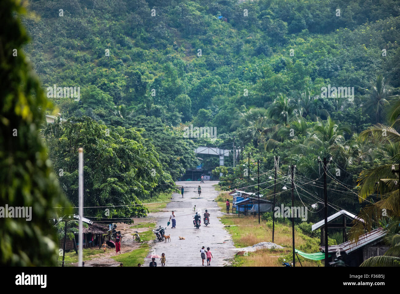Escena de la calle desde la ventana del tren en el centro de Myanmar Foto de stock