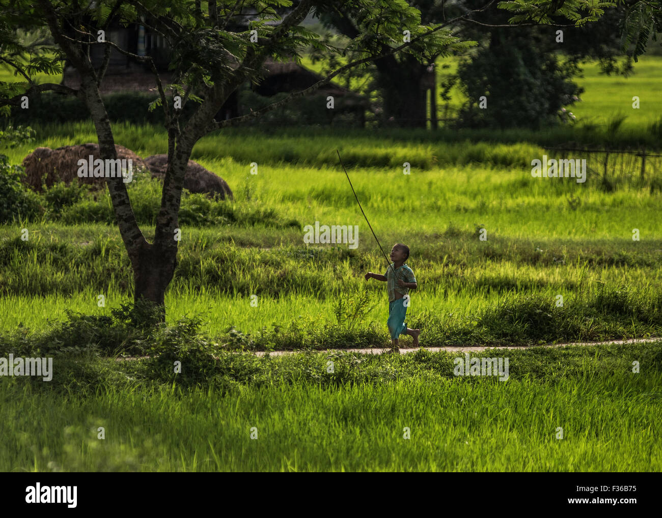 Niño corriendo, Myanmar Foto de stock