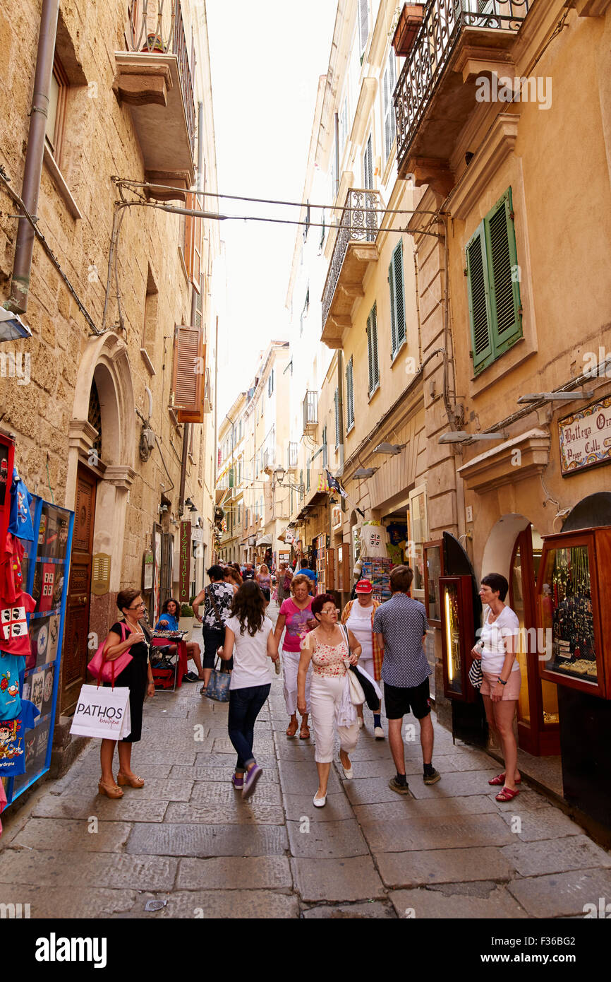 Escena callejera en Alghero (Cerdeña) Foto de stock