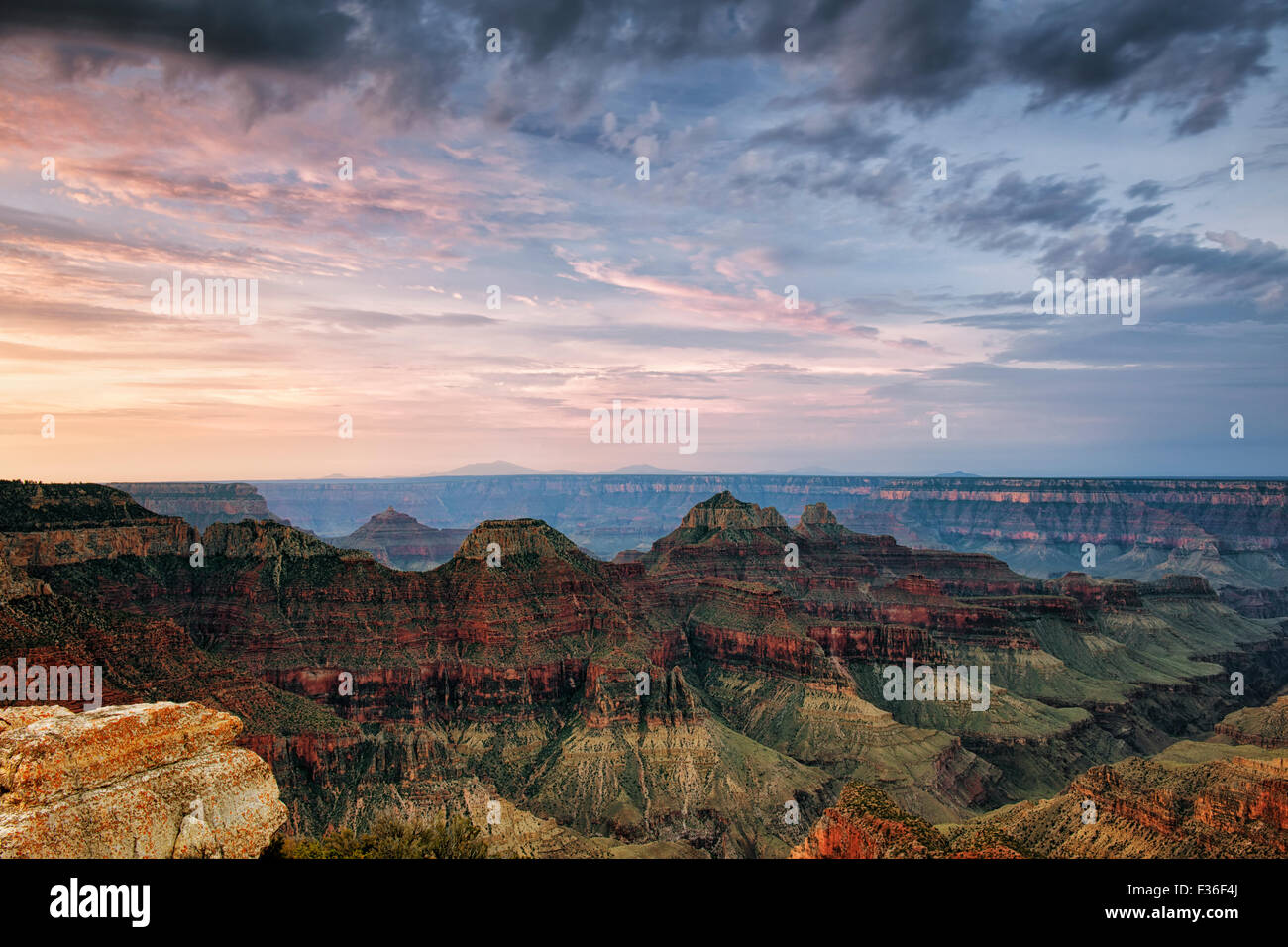 Amanecer de verano durante los tres templos y el borde norte de Arizona Grand Canyon National Park desde el punto brillante del ángel. Foto de stock