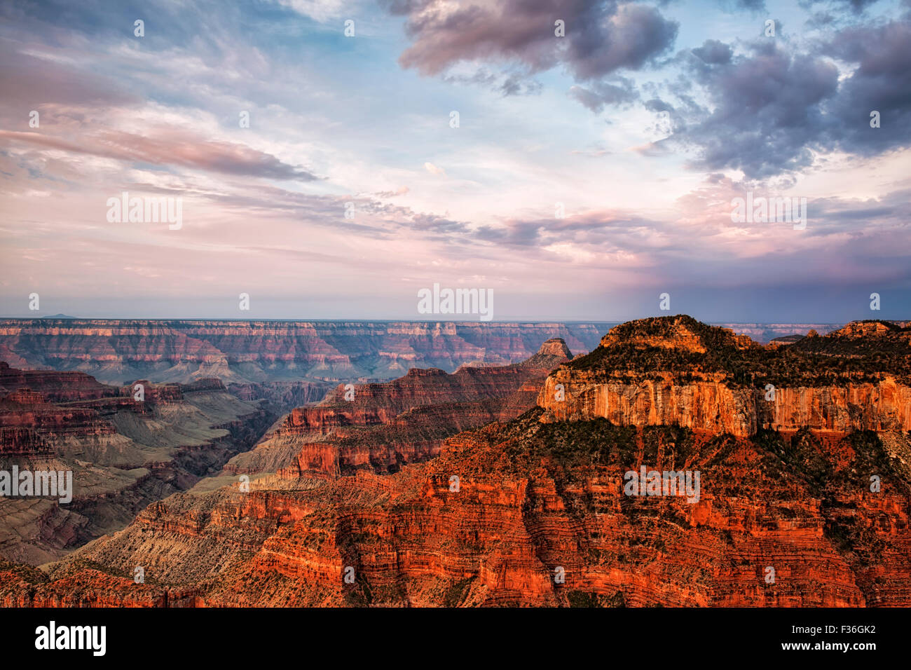La calidez de la luz del amanecer en el borde norte de Arizona Grand Canyon National Park desde el punto brillante del ángel. Foto de stock