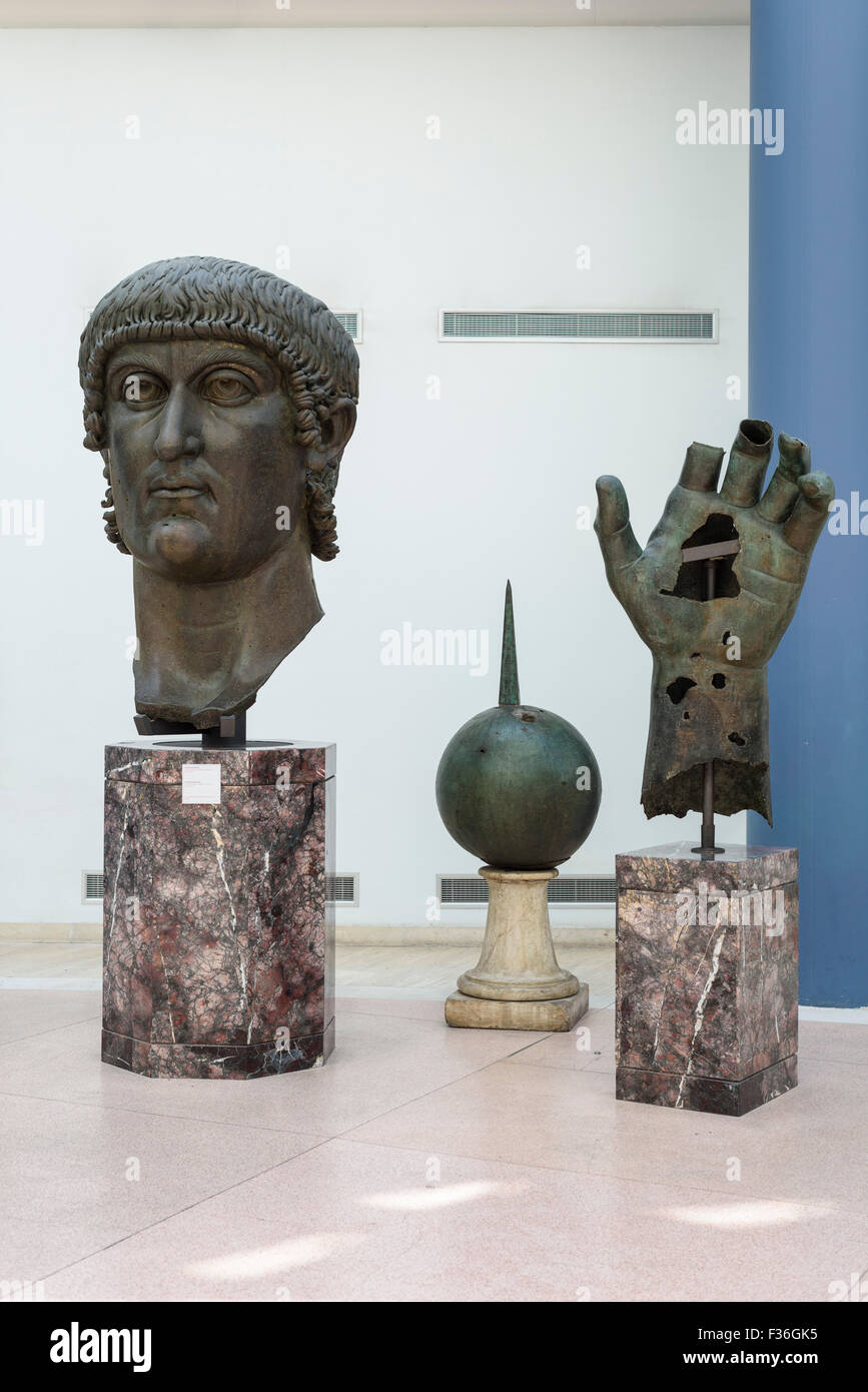 Roma. Italia. Fragmentos de la colosal estatua de bronce de Constantino el Grande, 4º C AD, los Museos Capitolinos. Foto de stock
