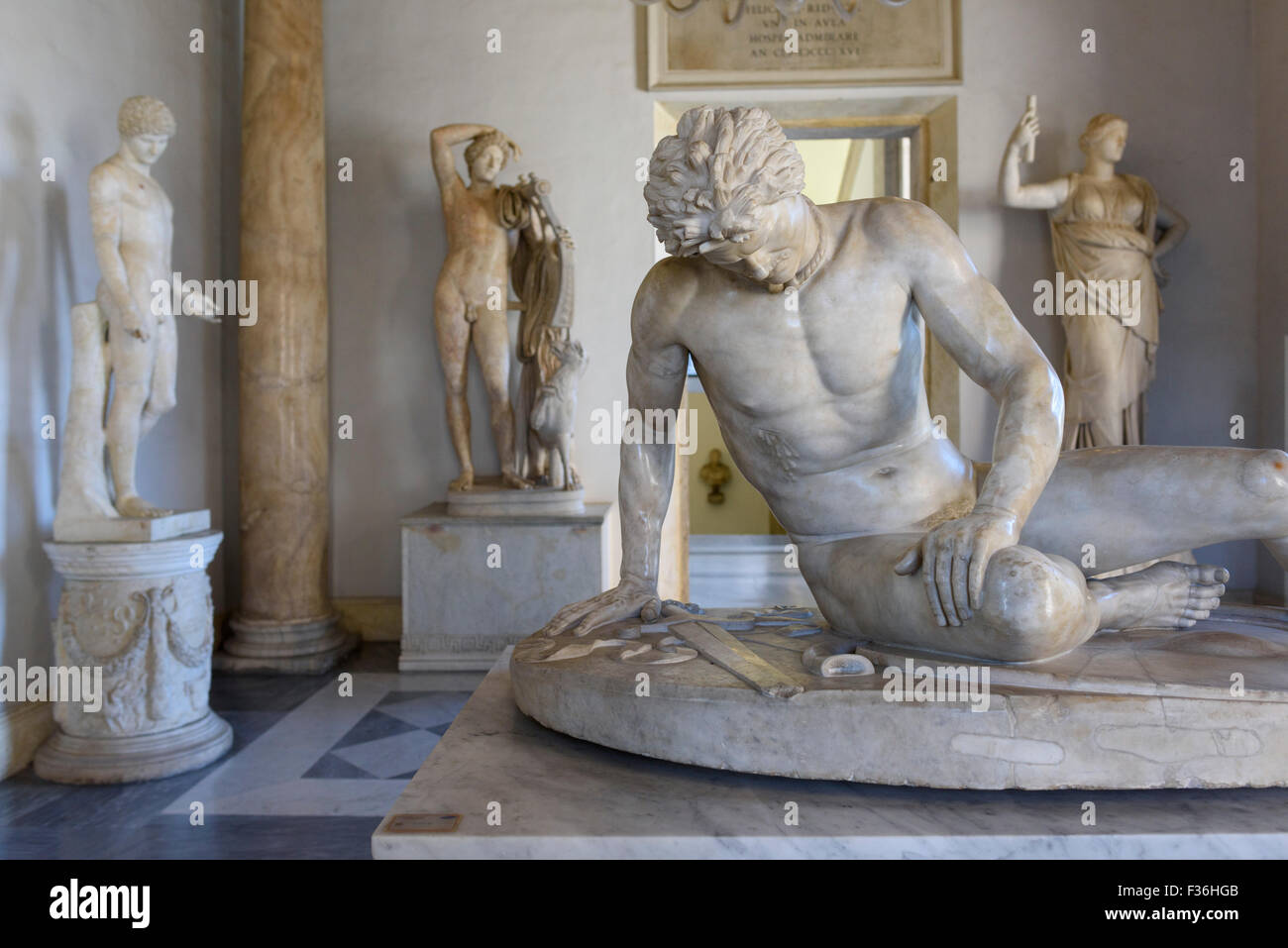 Roma. Italia. El Museo Capitolino. El Galo moribundo (Gladiador), copia romana de un original griego de la 3a.C.. Foto de stock