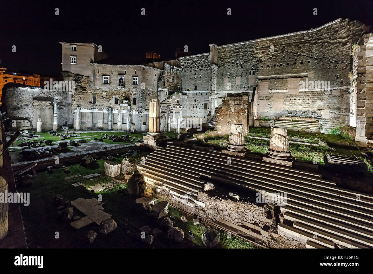 Foro de Augusto iluminado con nuevas luces led hechas por la ciudad de  Roma. Instantánea nocturna hecha el día de la inauguración Fotografía de  stock - Alamy