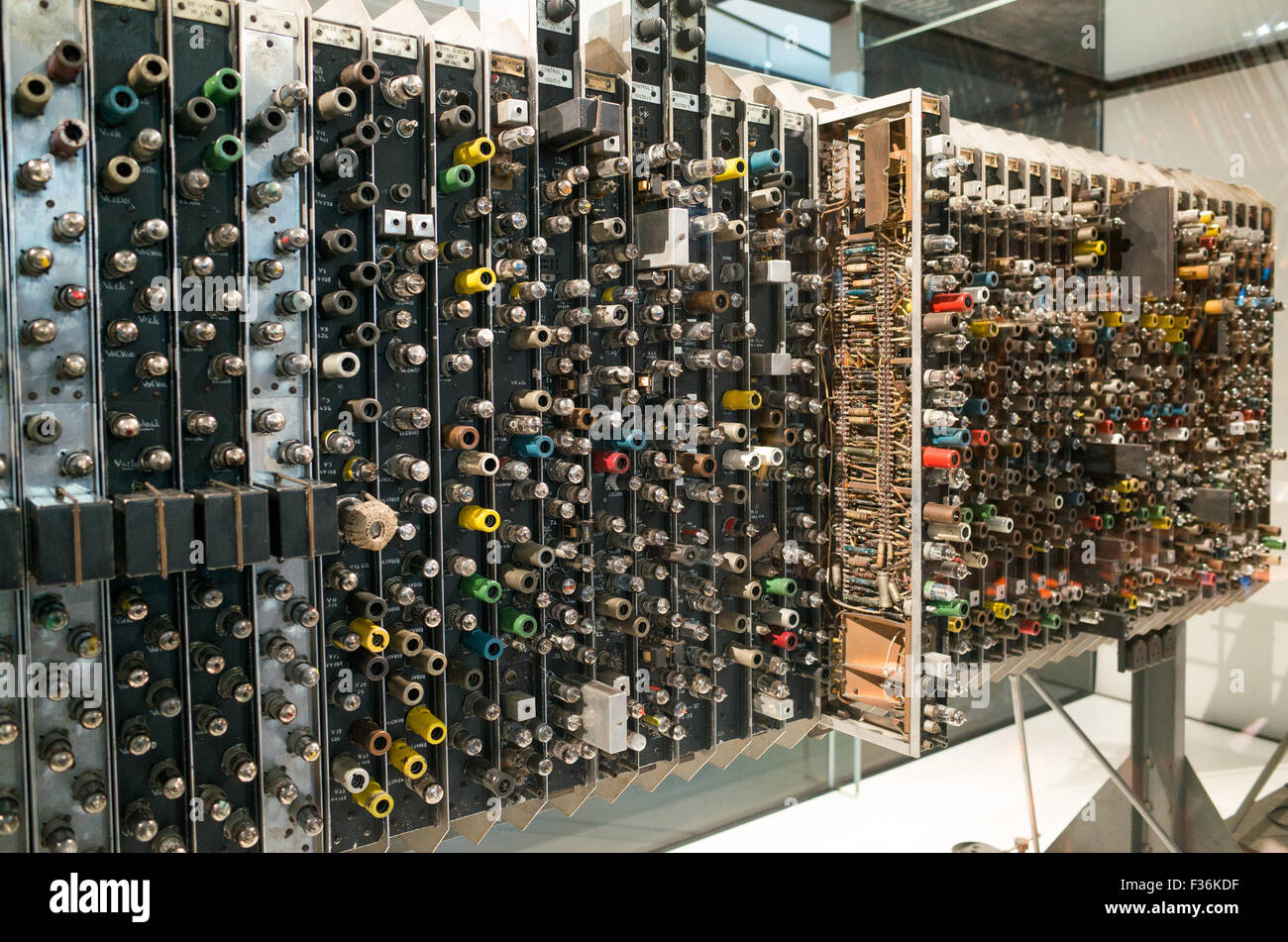 El equipo de ACE diseñado por Alan Turing parte de la exposición La era de la información en el interior del Museo de Ciencia de Londres, Gran Bretaña Foto de stock