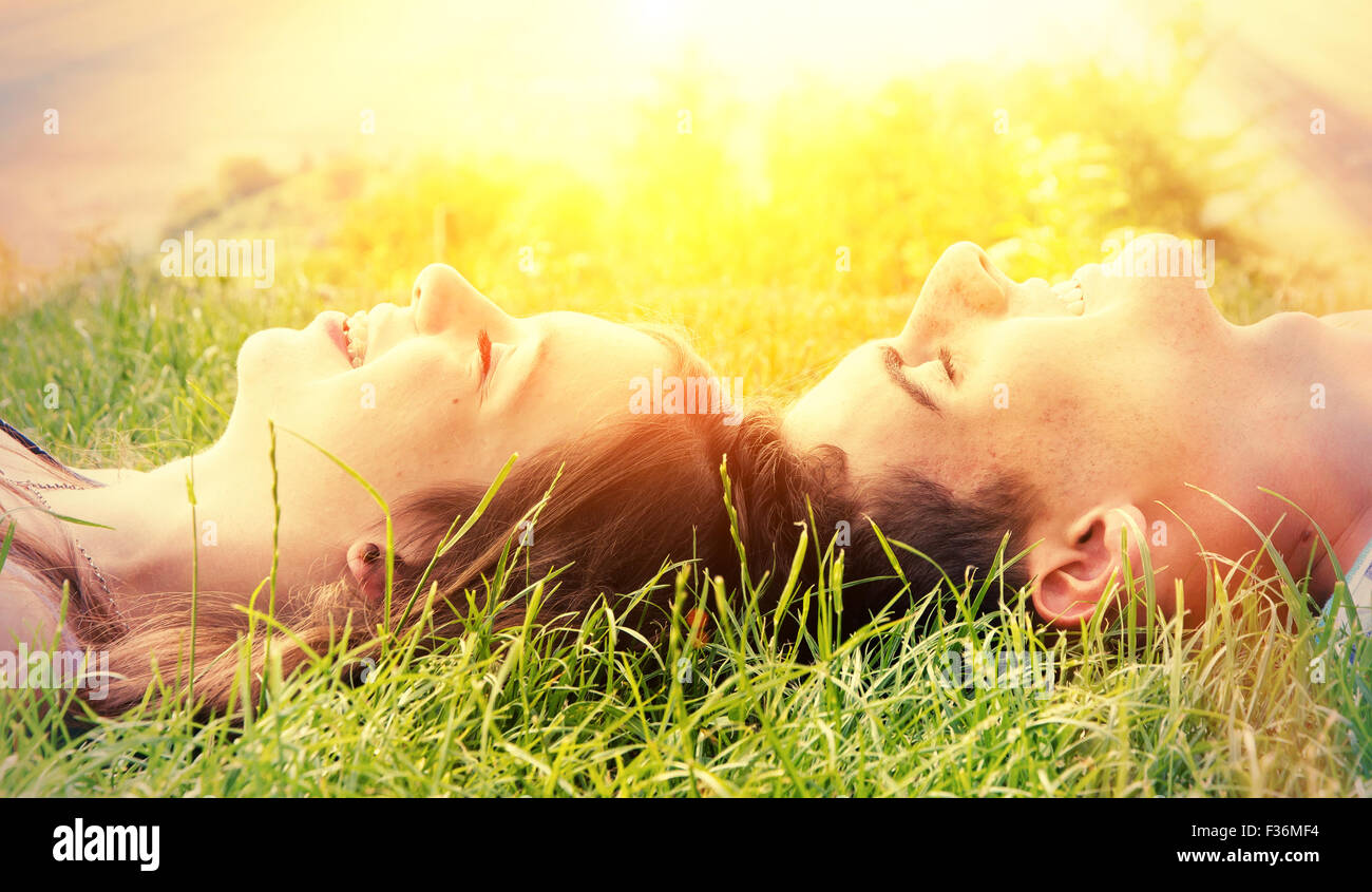 Joven pareja feliz en el sol Foto de stock