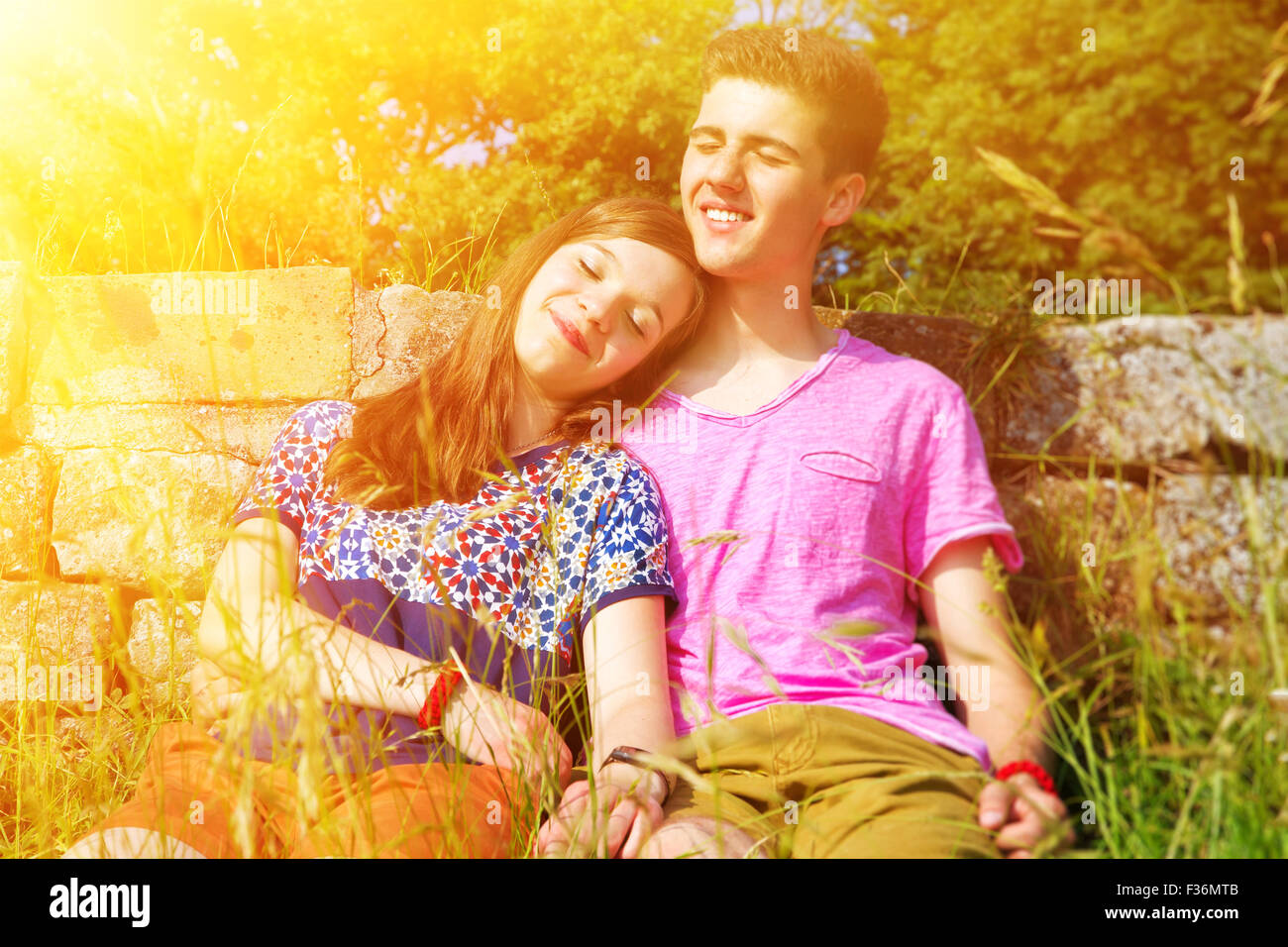 Joven pareja feliz soñando en el sol Foto de stock