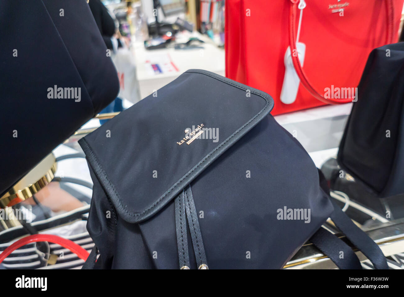 Bolsos y accesorios en exhibición en la boutique de Kate Spade dentro de Macy's en Nueva York el domingo, 27 de septiembre de 2015. (© Richard B. Levine) Foto de stock