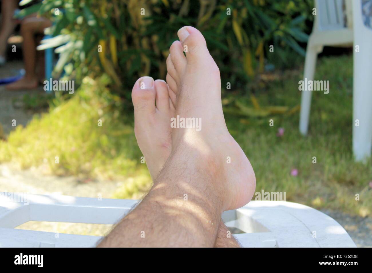Los pies del hombre en la relajación Foto de stock