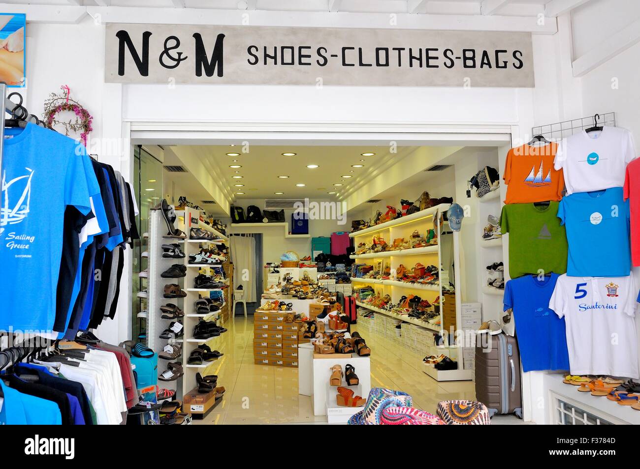 Una tienda de zapatos ropa y bolsa de tienda en Fira Santorini