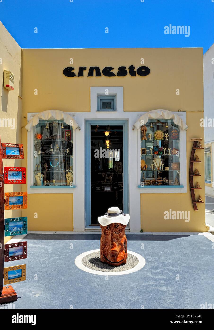 Ernesto una tienda de souvenirs artesanales en Fira, Santorini, Grecia Foto de stock