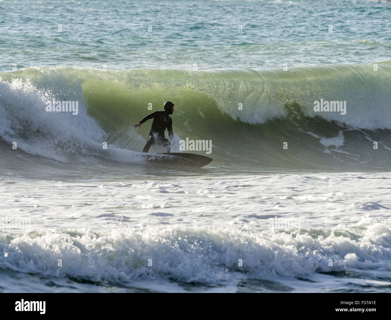 Surfista, montando una gran ola en el mar de Liguria, Italia Foto de stock