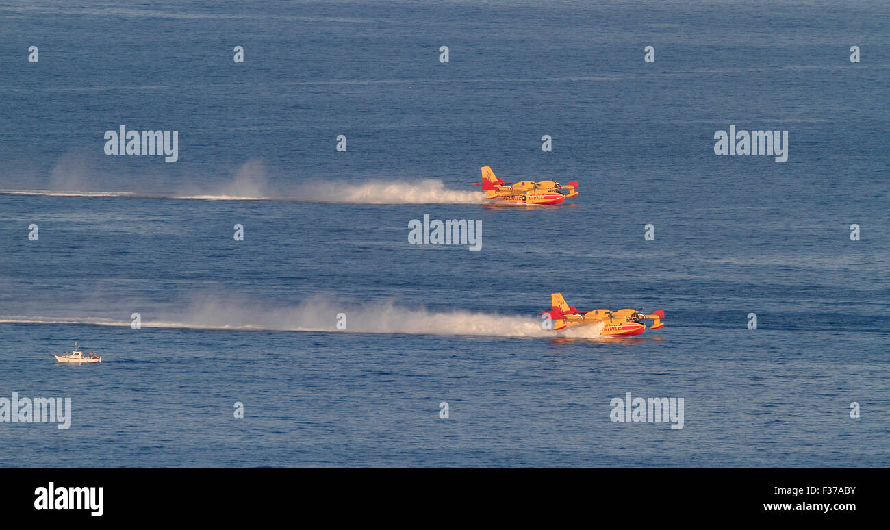 Aviones de extinción de incendios Canadair CL 415, Francés la Sécurité Civile, rellenar con agua de mar para extinguir incendios forestales Foto de stock