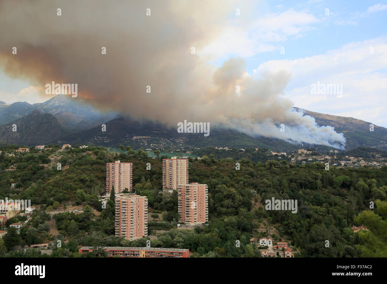 Incendio forestal en Castellar de la frontera cerca de Menton, Alpes Marítimos, Provence-Alpes-Côte d'Azur, Francia Foto de stock