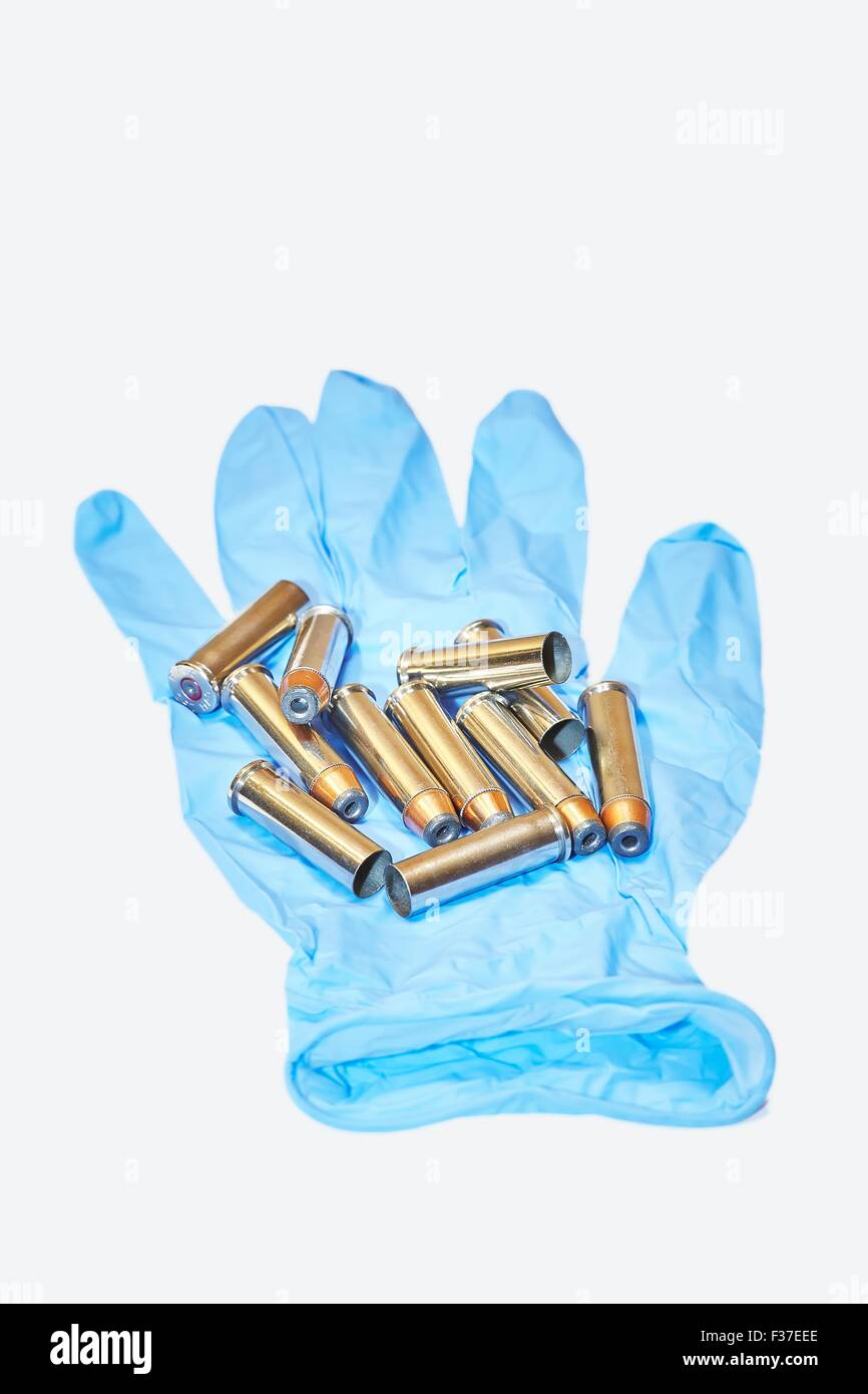 Pistola Magnum 357 cartuchos en los guantes de látex Foto de stock