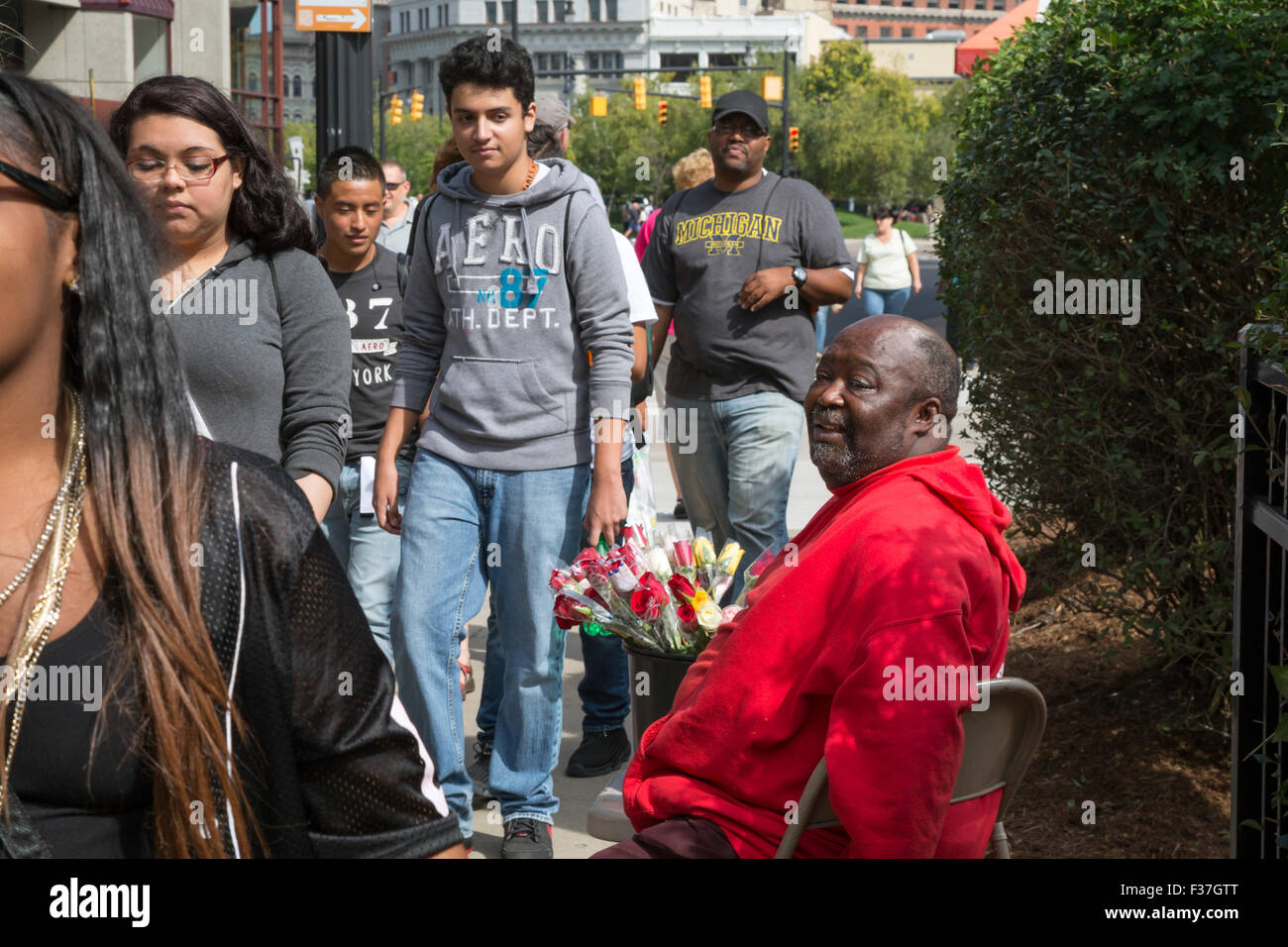 Grand Rapids, Michigan - un hombre vende flores en una calle del centro del  paseo por los jóvenes Fotografía de stock - Alamy
