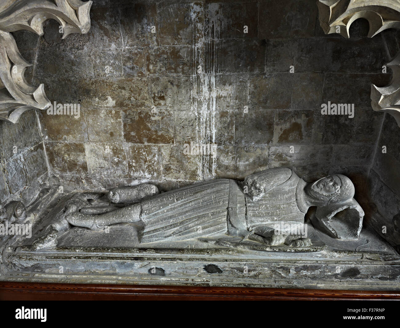 El Minster en Sheppey, Santa María y Santa Sexburga, Kent. Efigie de Sir Robert de Shurland, alrededor de 1325, acostado con su cabeza resti Foto de stock