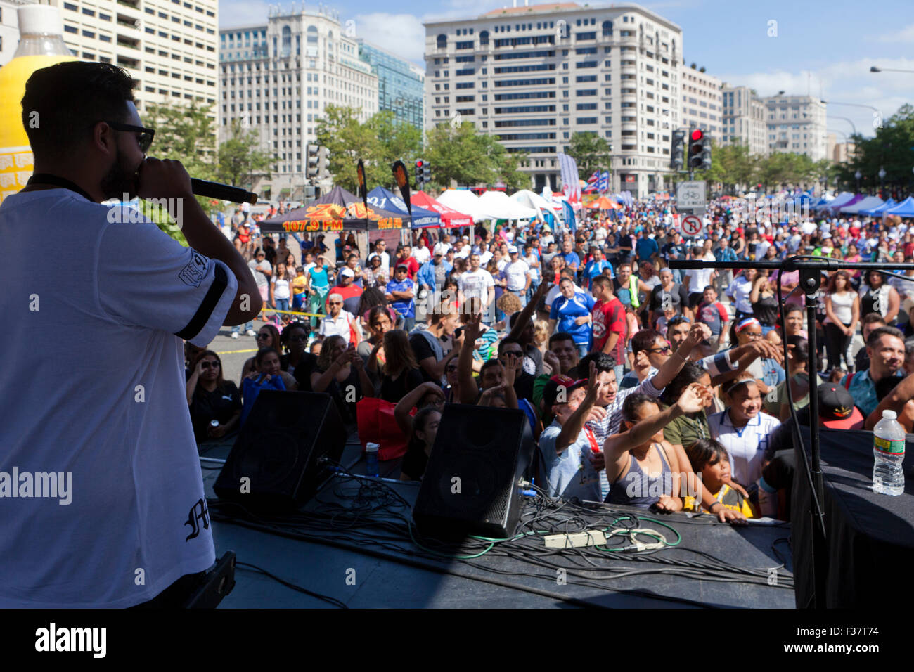 Hip-hop ejecutante en el escenario en un concierto al aire libre - EE.UU. Foto de stock