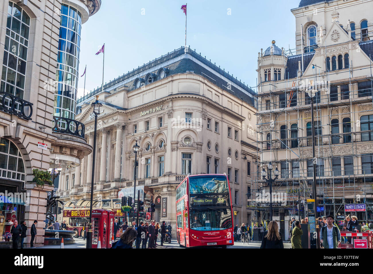La vida de la ciudad del centro de Londres, Londres, Inglaterra, Reino Unido. Foto de stock