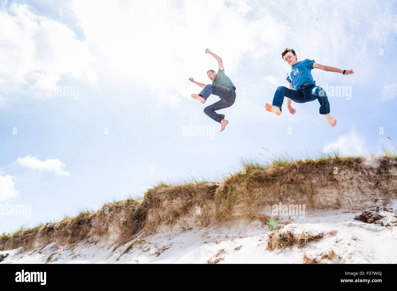 Salto en las dunas. Foto de stock