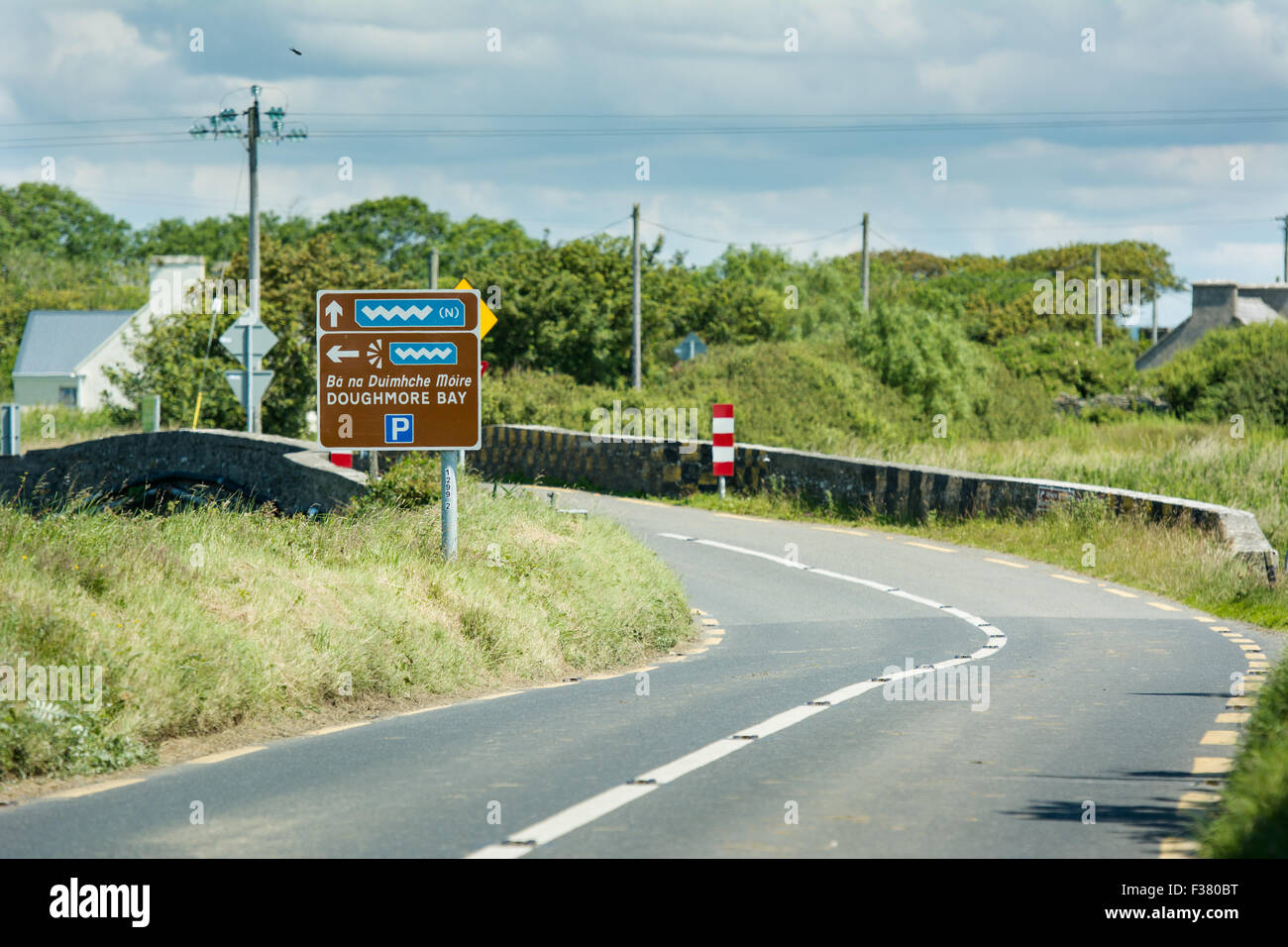 Y Ruta de Turismo Carretera junto a la salvaje forma del Atlántico, en la costa occidental de Irlanda Foto de stock