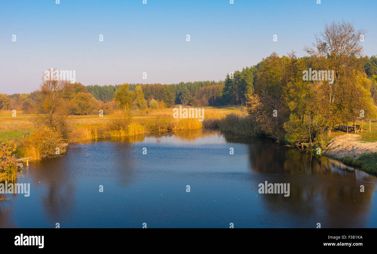 En una tarde otoñal pacífica Grun (derecha afluencia de río Psel en Poltavskaya oblast, Ucrania Foto de stock