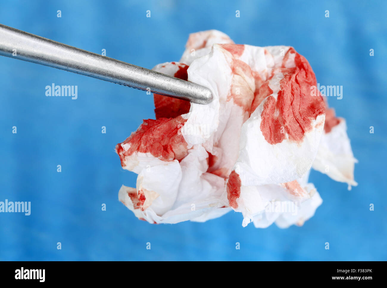 Sangre en el papel higiénico para analyis forense Foto de stock