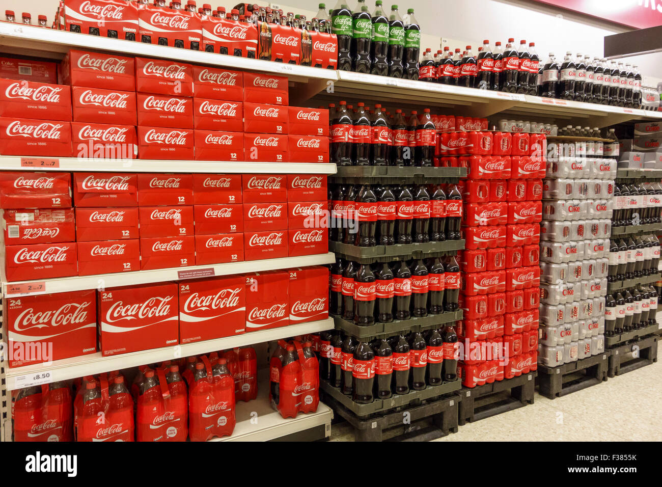 Pantalla de Coca Cola en el supermercado, UK Foto de stock