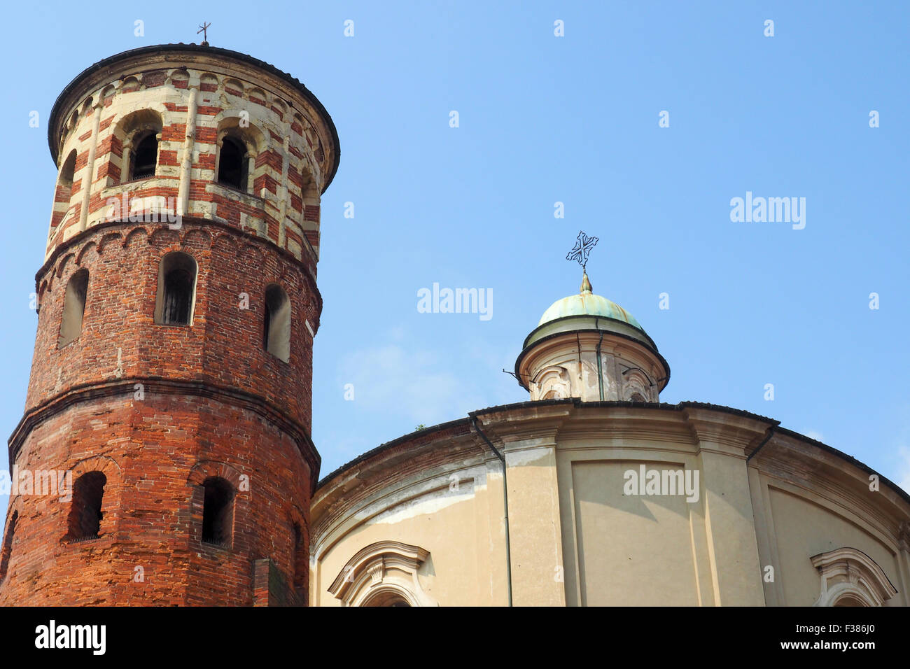 El Románico Torre roja de San Secundus en la parte trasera de la Iglesia de Santa Catalina, Asti. Foto de stock