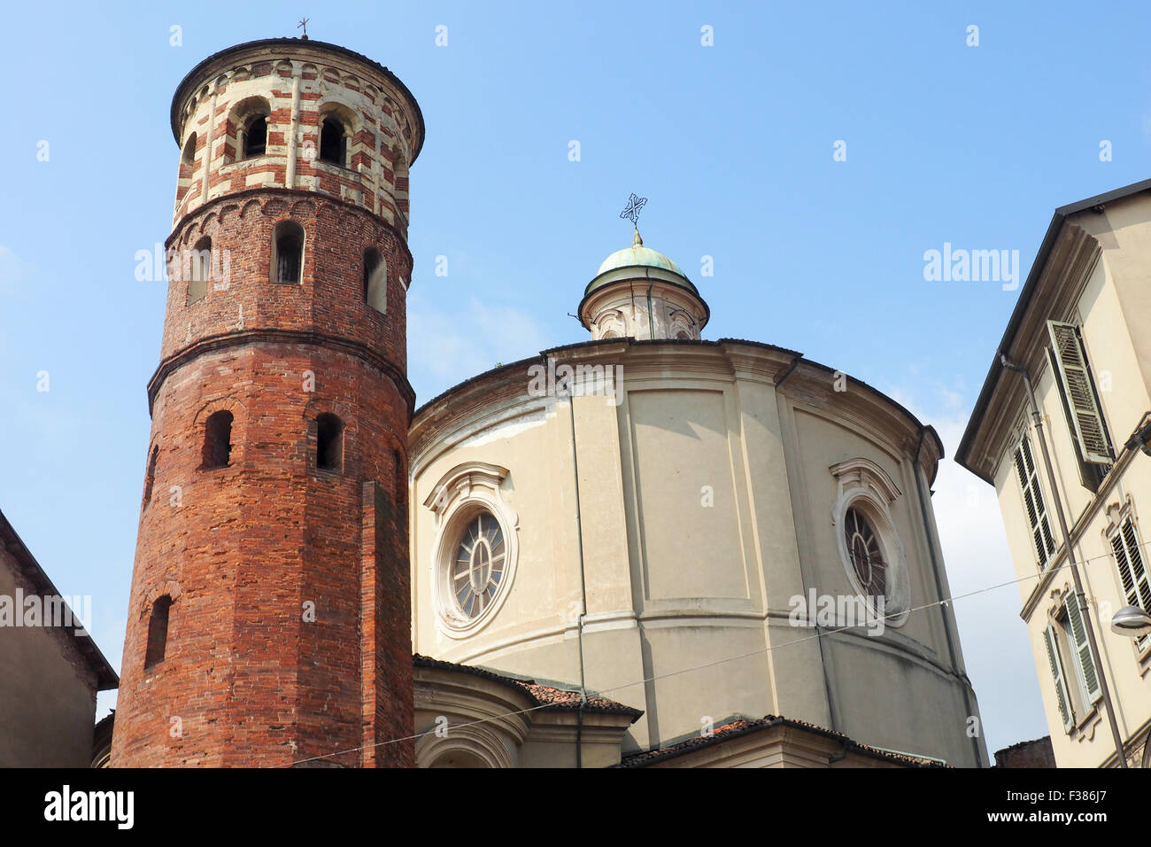 El Románico Torre roja de San Secundus en la parte trasera de la Iglesia de Santa Catalina, Asti. Foto de stock