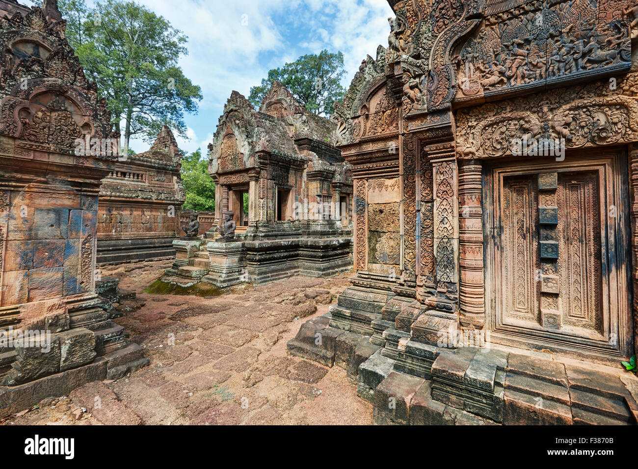 Edificios de piedra del antiguo templo de Banteay Srei cubiertos de intrincadas tallas. Parque Arqueológico de Angkor, Provincia de Siem Reap, Camboya. Foto de stock