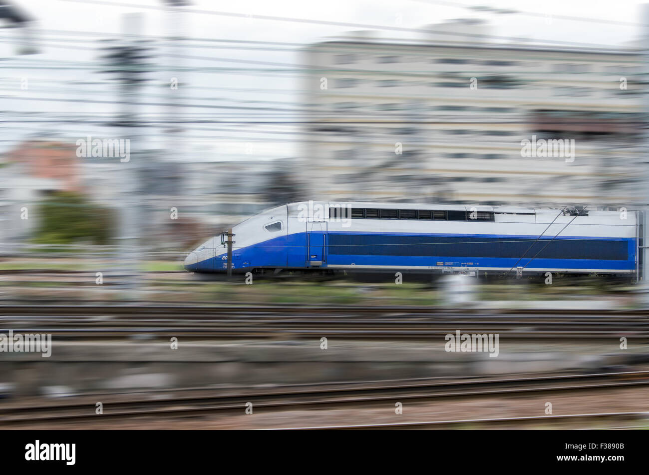Tren de alta velocidad azul sobre un fondo borroso velocidad Foto de stock