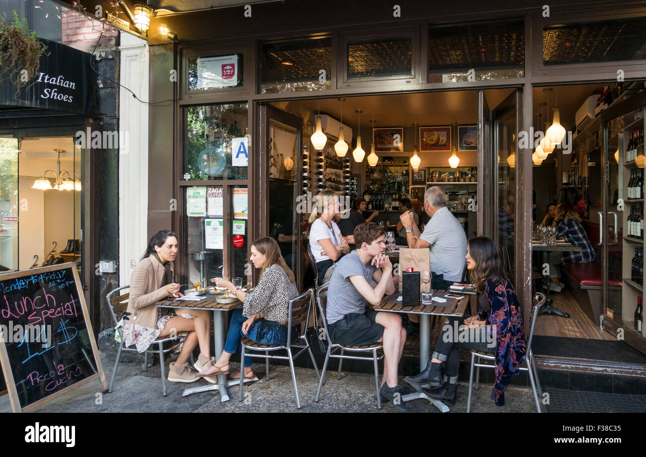 Se puede comer al aire libre en una cafetería en Soho en la Ciudad de Nueva York Foto de stock