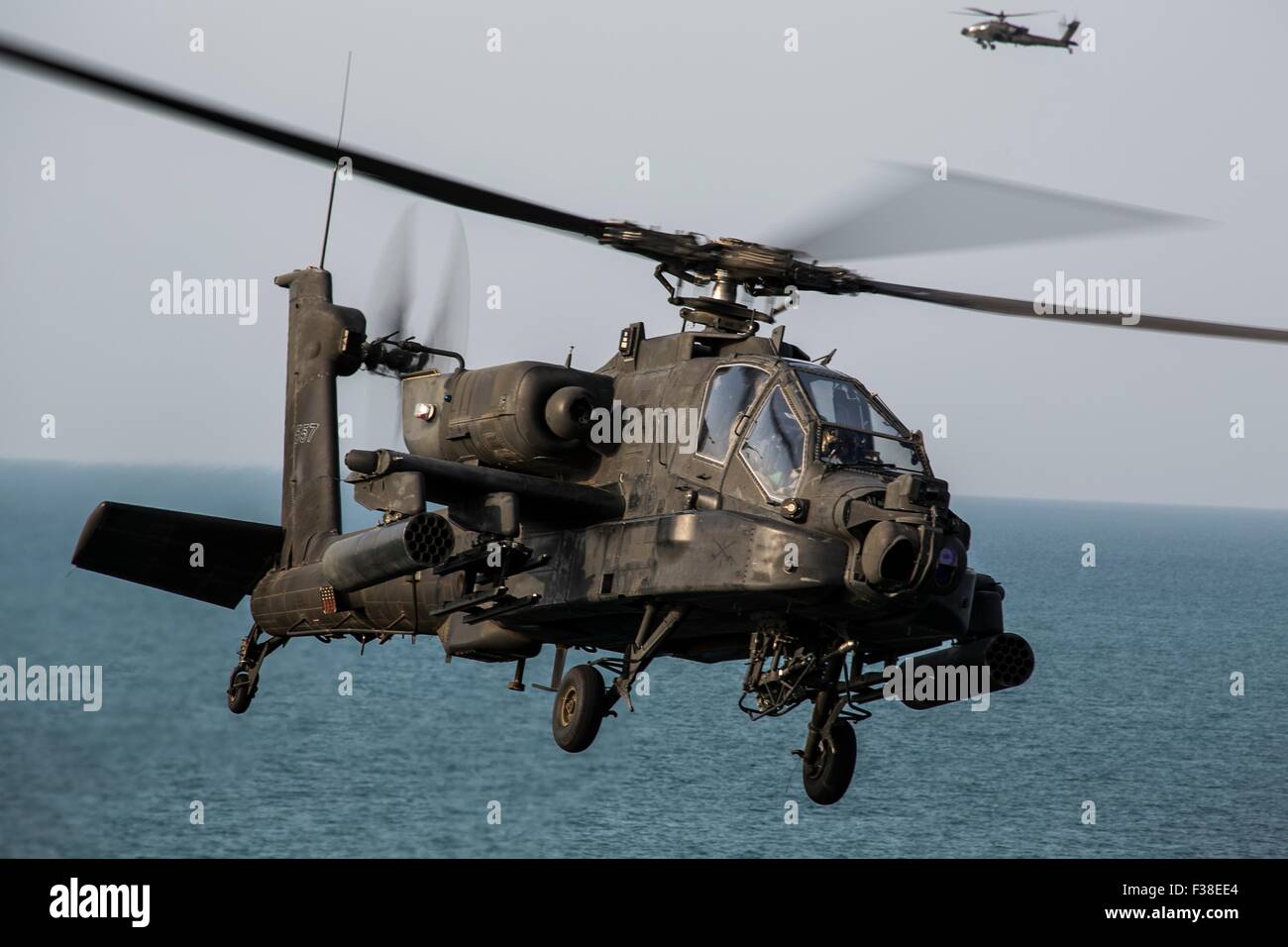 Ejército de EE.UU. helicópteros de ataque Apache AH-64 se prepara para aterrizar a bordo del buque de asalto anfibio USS Essex Septiembre 29, 2015 opera en el Golfo Arábigo. Foto de stock