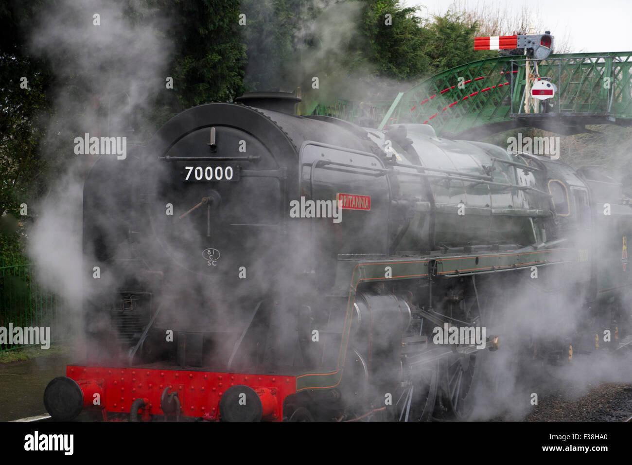 BR Standard Class 7 locomotora a vapor número 70000 " Britannia " en Alresford Estación del Ferrocarril Hants media durante la estación Foto de stock
