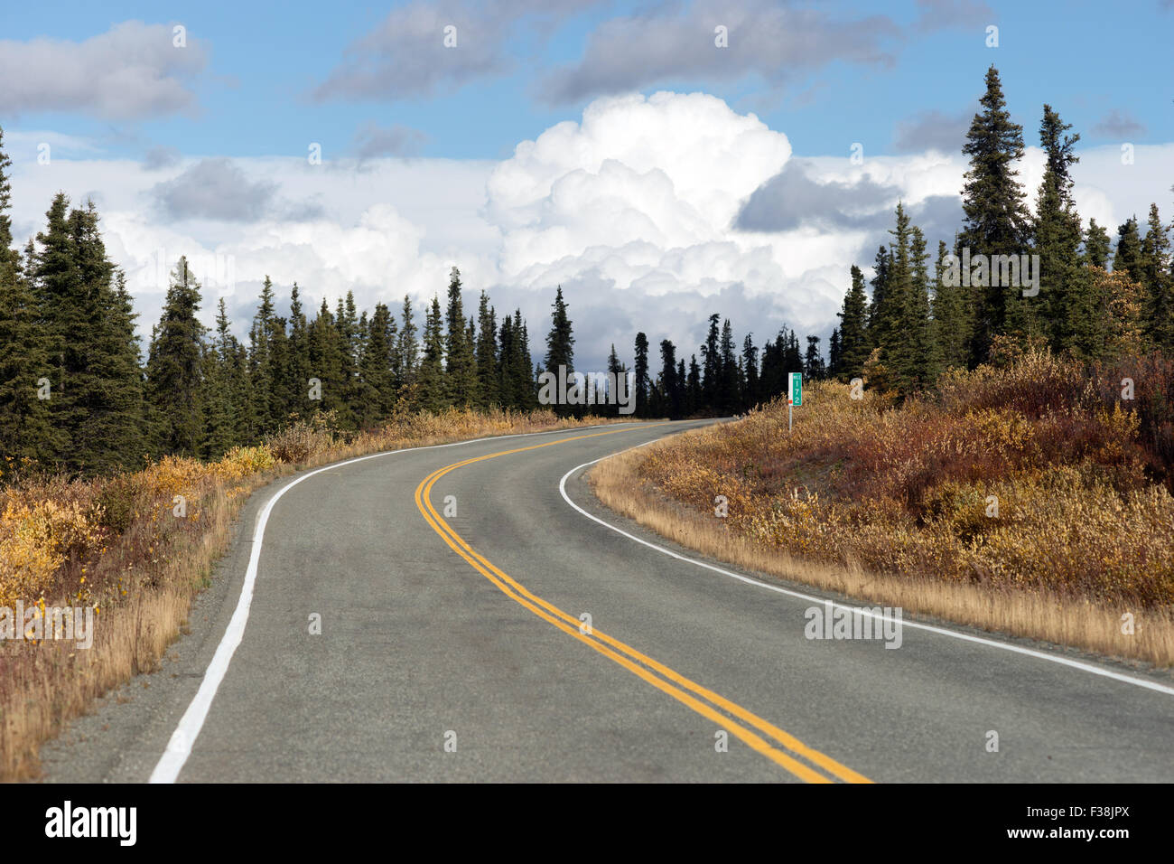 Caída viene a la Alaska Highway Sistemas de transporte Foto de stock