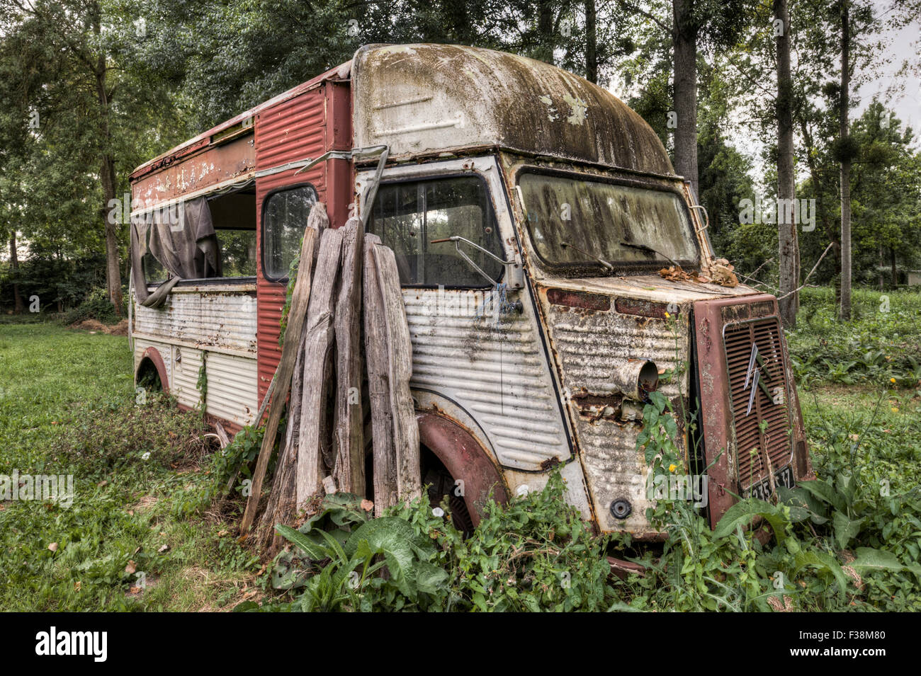 Broken vintage Citroën H van Foto de stock