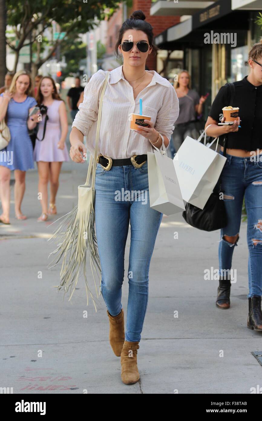 Kendall Jenner y Gigi Hadid ir de compras en Beverly Hills. El dúo lleva  bolsas de la compra de La Perla y disfrutamos de yogurt congelado ir  griego. Featuring: Kendall Jenner donde:
