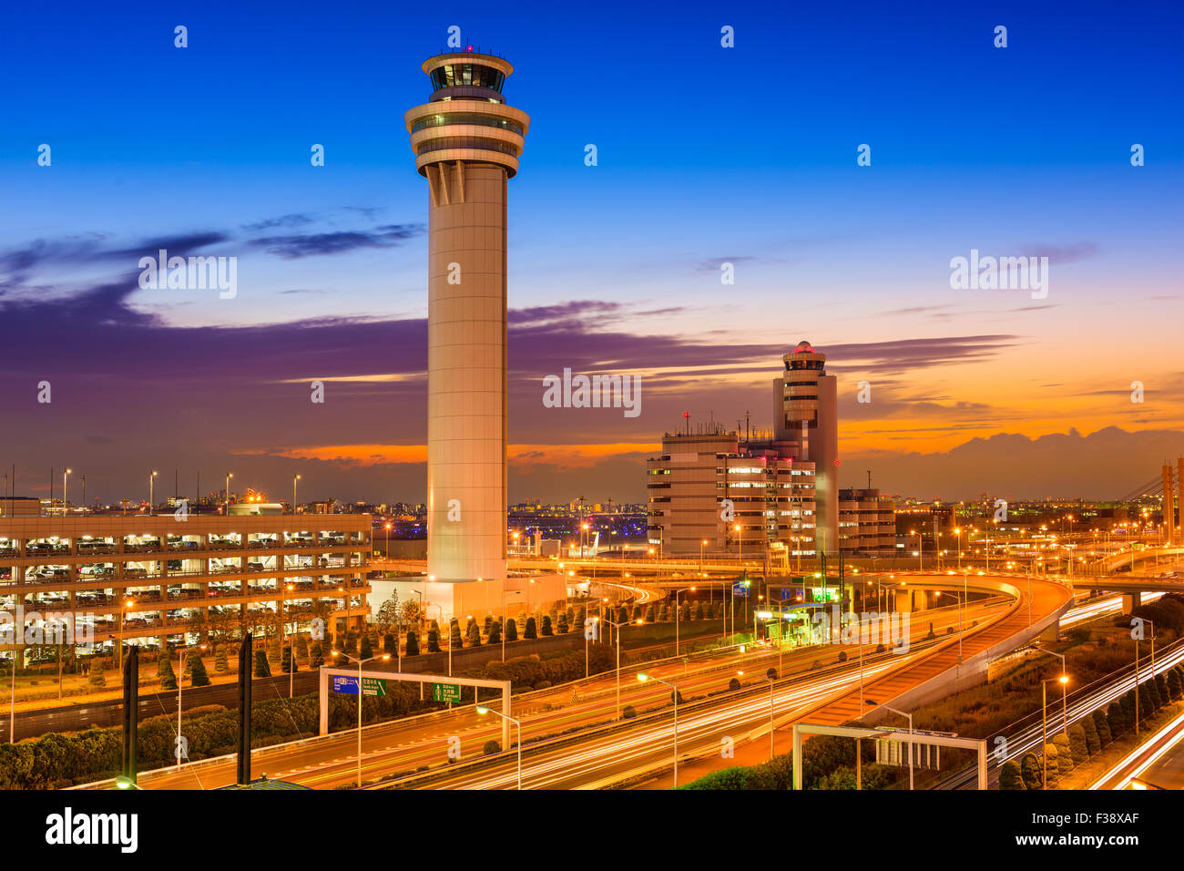 Torre de control del aeropuerto de Haneda en Tokio, Japón. Foto de stock