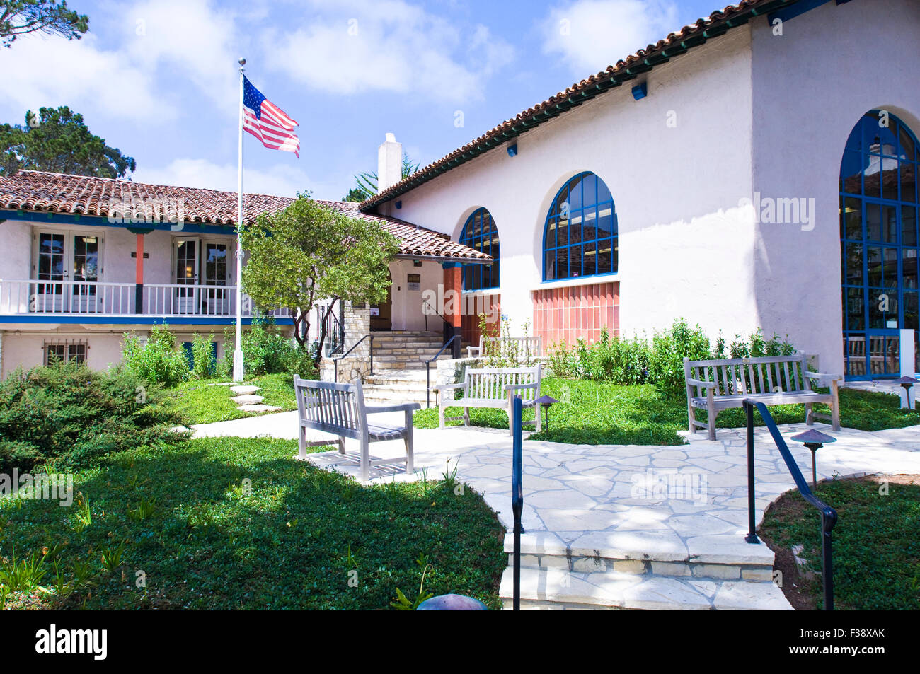 El Harrison Memorial Library ubicado en Carmel-por--Mar en el Condado de Monterey California Foto de stock