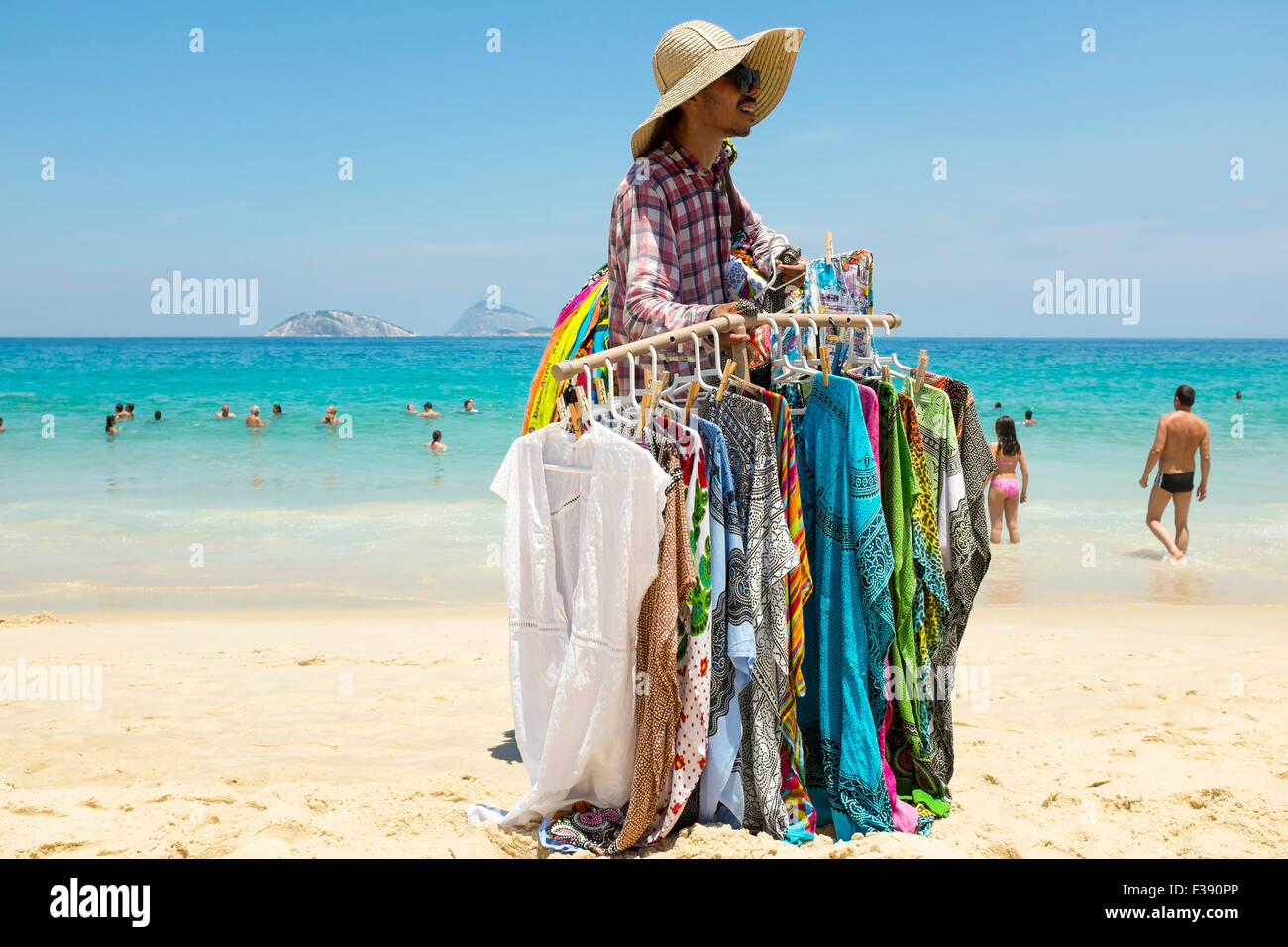 Vestidos de playa fotografías e imágenes de alta resolución - Alamy