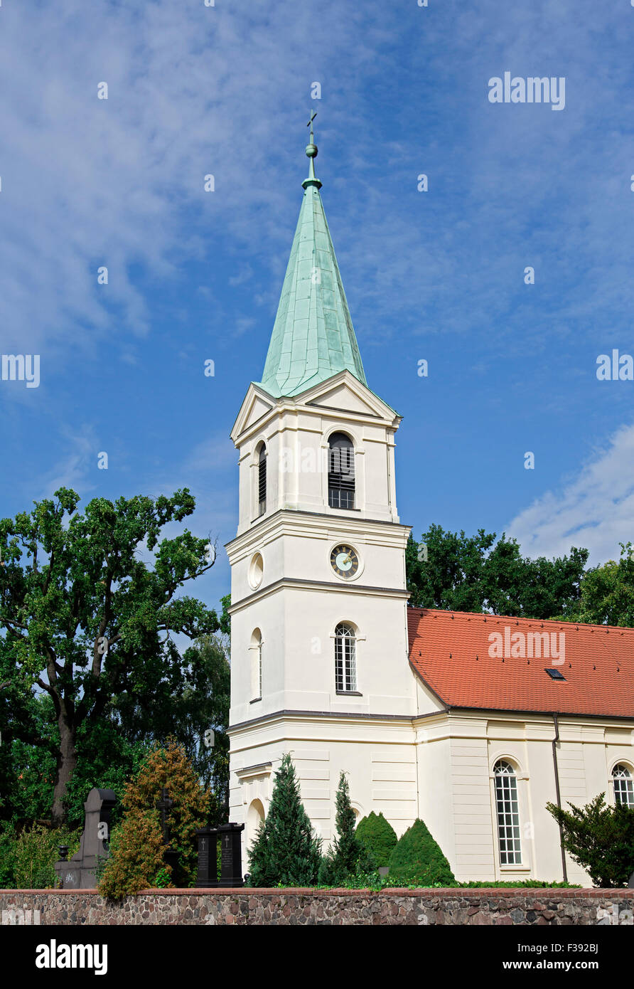 Iglesia de pueblo en Ahrensfelde, Berlín, Alemania Foto de stock