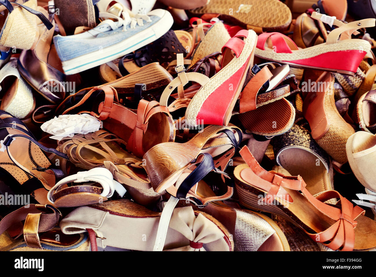 Primer plano de un montón de zapatos de mujer distinta a la venta en un  mercado callejero Fotografía de stock - Alamy