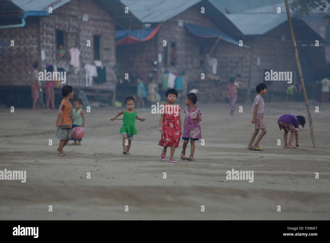 Myitgyina, Myanmar. 2 Oct, 2015. Los niños juegan en un campamento de refugiados en Myitgyina, Myanmar, Octubre 2, 2015. Los refugiados en Myanmar más septentrional del estado de Kachin están aumentando de año en año sin reducción debido a varios años de enfrentamientos armados, un administrador de un campamento de refugiados administrados por la iglesia en Myitgyina dijo el 1 de octubre. Crédito: U Aung/Xinhua/Alamy Live News Foto de stock