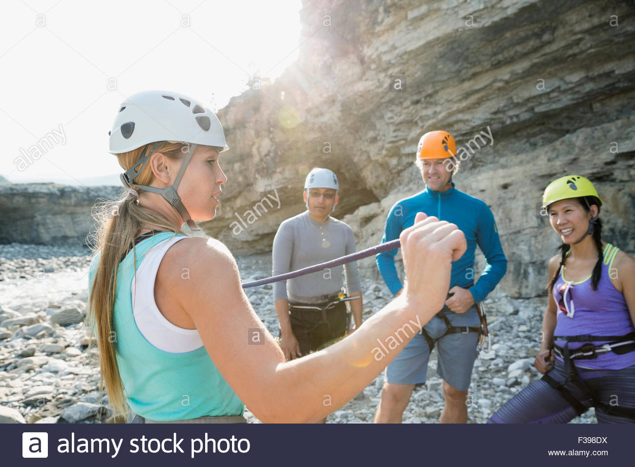 Instructor de escalada en roca explicando cuerda Foto de stock