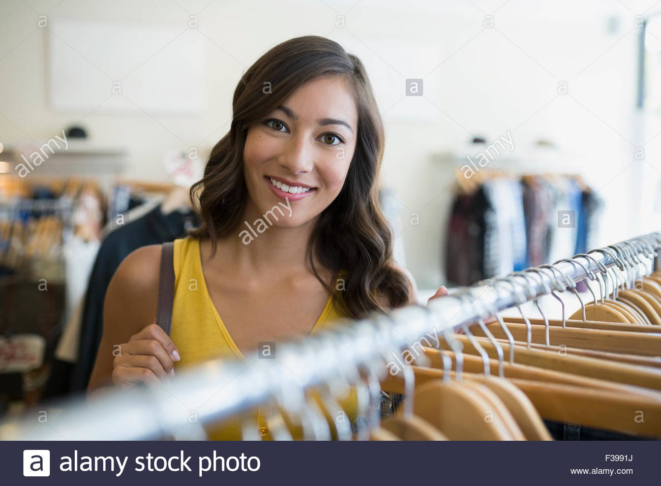 Retrato mujer sonriente en la tienda de ropa Foto de stock