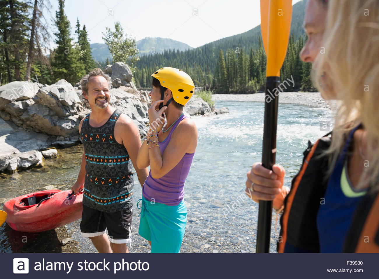 Amigos con kayak en el río. Foto de stock